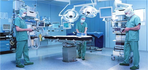 Regierung überlegt, Informationen zur Qualität aller Kliniken offen zu legen Arbeit in einem Operationssaal: Die Qualität der Versorgung in Krankenhäusern wird zunehmend messbar.