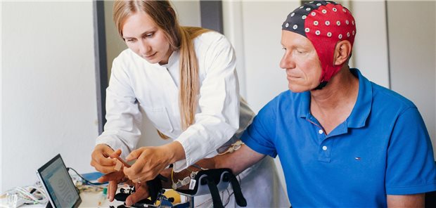 Gelähmte Hand nach Schlaganfall: Studien zu Neuroprothesen in Tübingen Arbeit mit einer intelligenten Neuroprothese für die assistierte Handöffnung.