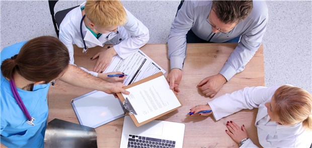 Qualifikationsmix kann in der Pflege Schlüssel zum Erfolg sein Arbeiten Teams, in denen Menschen mit unterschiedlichen Qualifikationen arbeiten, besser? Das will die Bosch-Stiftung beweisen.