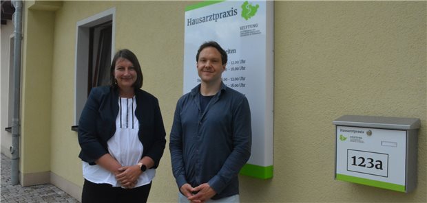 Bislang ein Dutzend Stiftungsarztpraxen in Thüringen Arbeiten ab jetzt in der Stiftungspraxis in Gamstädt: Dr. Bastian Morgenroth und Dagmar Heuer.