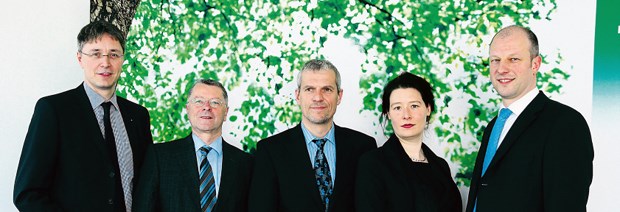 Arztnavigator für immer mehr Versicherte zugänglich Arbeiten ab sofort zusammen (von l. nach r.): AOK-Vize Jürgen Graalmann, Barmer GEK-Vize Dr. Rolf-Ulrich Schlenker, Vorsitzender der Deutschen Arbeitsgemeinschaft Selbsthilfegruppen Professor Raimund Geene, Referentin beim Sozialverband VdK Katja Kracke und Programmleiter bei der Bertelsmann Stiftung Uwe Schwenk.