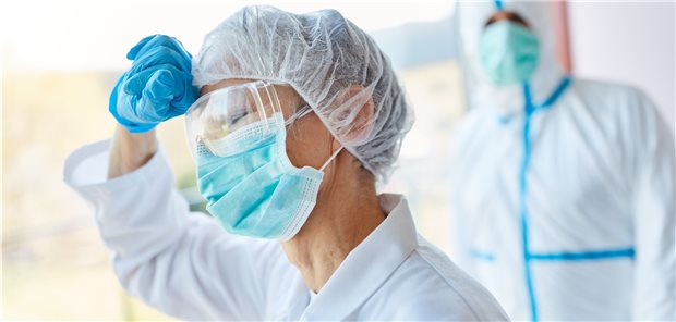 Arbeiten an der Belastungsgrenze: Auch das eigene Ansteckungsrisiko macht Ärzten zu schaffen.