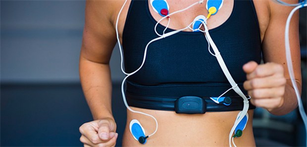 Fitnesscoach Arzt Arbeiten an der Fitness: Moderne Technik macht es möglich, dass die Vitaldaten während des Trainings direkt in eine Gesundheitsakte eingespielt werden, auf die Praxen zugreifen können.
