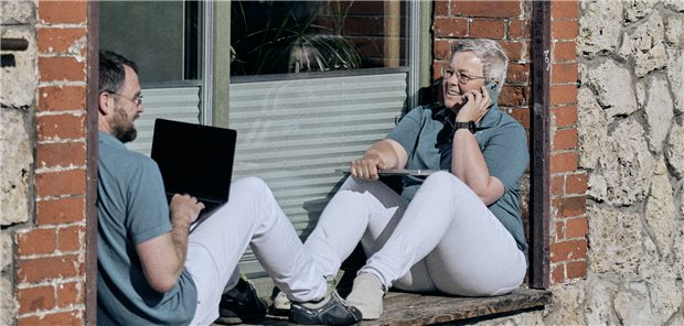 Arbeiten auf der Fensterbank: Für Sebastian Bähr und Sieglinde Flatscher
ist das längst Normalität. In ihrem MVZ wird wert auf eine gute Arbeitsatmosphäre gelegt. Und dank Digitalisierung ist Arbeiten auch schon mal draußen möglich.