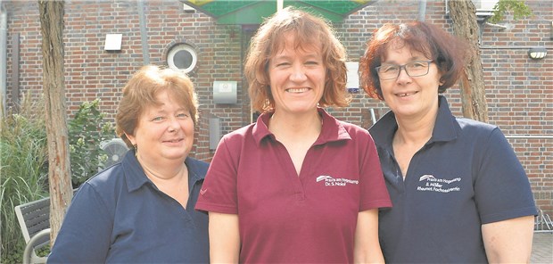 Preisgekrönte Hilfe zur Selbsthilfe Arbeiten erfolgreich mit einem Patenschaftsmodell in Elmshorn: Rheumatologin Dr. Susanne Nolof (Mitte) mit ihren rheumatologischen Fachassistentinnen Brigitte Meseck (links) und Birgit Möller.