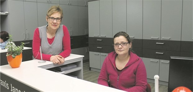 Praxisnetz setzt auf "Klasse trotz(t) Masse" Arbeiten im Netz für die Patienten: MediNetz-Vorsitzende Dr. Carola Janschinski (l.) mit MFA Janine.