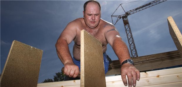 Ein Mann arbeitet in der Hitze.