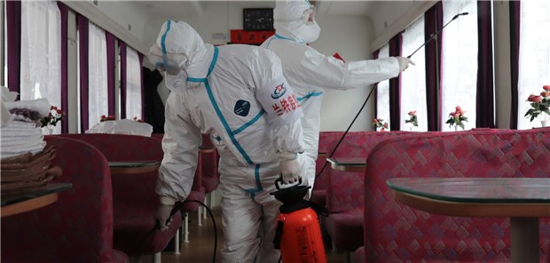 Länger Ferien wegen Coronavirus Arbeiter desinfizieren in Lanzhou einen Zug. In China wird vielerorts versucht, eine weitere Ausbreitung des Virus 2019-nCoV zu verhindern.