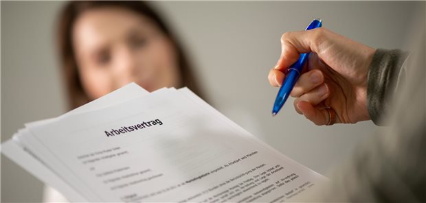 Virchowbund rät: Ärzte sollten Arbeitsverträge jetzt prüfen! Arbeitgeber müssen ab August neue Aspekte arbeitsvertraglicher Transparenz berücksichtigen.