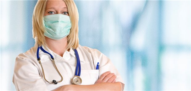 Arbeitgeber sind verpflichtet, aus Infektionsschutzgründen das Tragen eines Mund-Nasen-Schutzes anzuordnen. Weigern sich die Angestellten, kann ihnen gekündigt werden. Eine Logopädin aus Cottbus hatte erfolglos dagegen geklagt (Symbolbild mit Fotomodell).