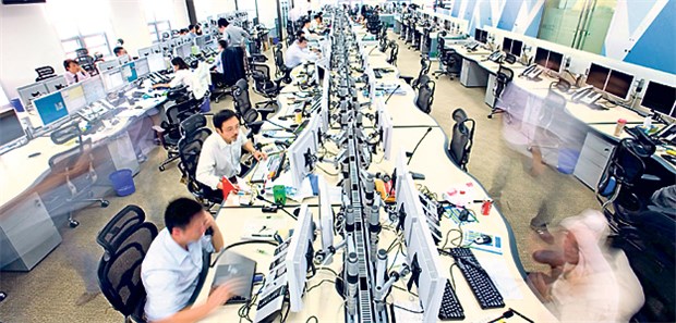 Ein Nickerchen oder auch keins Arbeitsalltag in einem chinesischen Großraumbüro. Mittagspausen sind meist recht ausgedehnt.