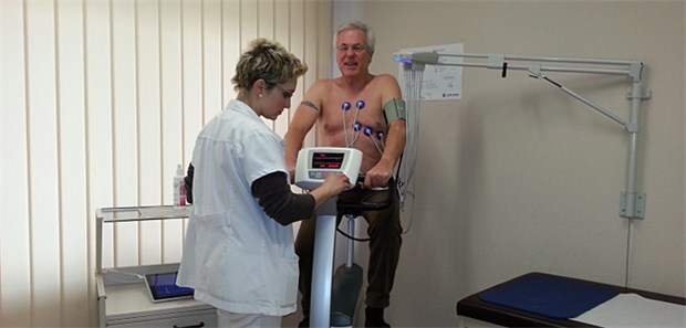 Arbeitserleichterung für MFA Nadine Höhne: Das neue EKG misst den Blutdruck zwischen den einzelnen Belastungsstufen automatisch.