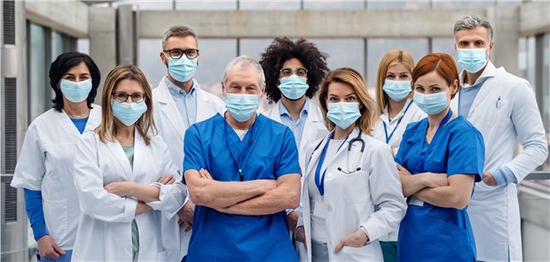 Arbeitsgruppe in der Klinik: Die wissenschaftlichen Fortschritte lassen auf ein Ende der Pandemie hoffen. (Symbolbold von Fotomodellen)