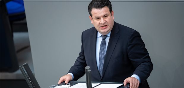 Regierung sieht Regelungsbedarf bei 24-Stunden-Pflege Arbeitsminister Heil am Rednerpult.