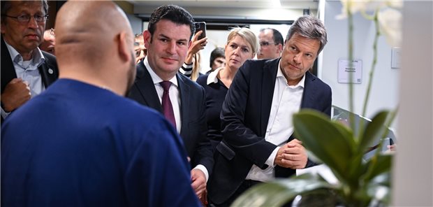 Heil und Habeck: Arbeitsmarkt braucht Pflegekräfte aus dem Ausland Arbeitsminister Hubertus Heil und Wirtschaftsminister Robert Habeck (r.) sprechen mit Pflegekräften bei einem Rundgang über die Station in der Charité.