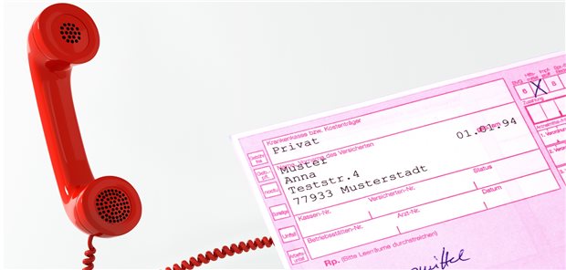 Arbeitsunfähigkeit per Telefon festgestellt: Ärzte dürfen in der Corona-Pandemie weiterhin nach rein telefonischem Kontakt krankschreiben. © [M] Rezept: Klaus Eppele / stock.adobe.com I Telefon: peterschreiber.media / stock.adobe.com