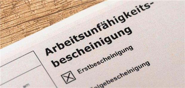 Arbeitsunfähigkeitsbescheinigung für einen Arbeitnehmer, von einem Arzt ausgestellt: Heutzutage läuft das alles überwiegend elektronisch – das ändert aber nichts am Beweiswert der Dokumente.