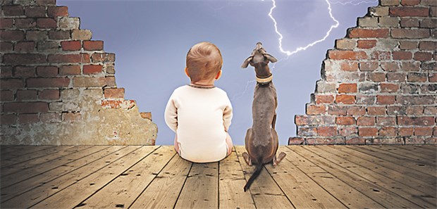 Diese 7 Regeln sollten Ihre Kinder unbedingt kennen Arglos und fasziniert: Besonders Kinder können die Gefahren eines Gewitters nicht richtig einschätzen.