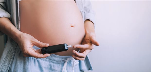 Schwangere misst ihren Blutzucker.