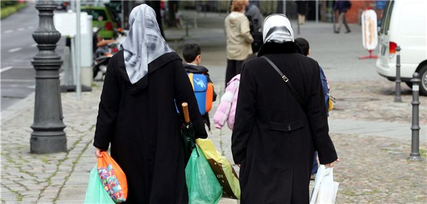 Bei diesen Patienten ist die Corona-Inzidenz am höchsten Arme und Menschen mit Migrationshintergrund haben ein deutlich höheres Risiko, an Corona zu erkranken. Eine Studie aus sechs Bremer Arztpraxen hat dies nun untermauert.