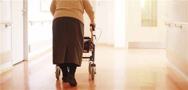 DAK: Sozialhilfequote in Altenheimen steigt wieder stark an Armutsrisiko Heim: Laut DAK-Gesundheit nimmt die Zahl der stationär betreuten Pflegebedürftigen, die auf Sozialhilfe angewiesen sind, wieder zu.