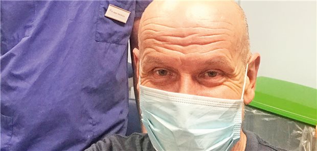 Corona-Selbstversuch: So läuft das Impfen in Großbritanniens Hausarztpraxen ab Arndt Striegler (r.) glücklich nach der COVID-Impfung mit Hausarzt Dr. Jasper Mordhorst. In Großbritannien gibt es nach der Impfung einen Aufkleber.