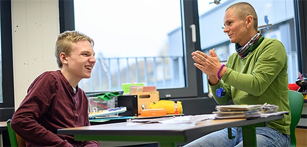 Kind unter Kernschmelze Aron, der frühkindlichen Autismus hat, und Integrationskraft und Therapeutin Eva Brassler in einem Klassenzimmer in Fellbach, Baden-Württemberg.