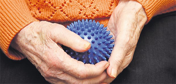 Arthrose-Patientin: Bei der Diagnoseverschlüsselung gibt es für jedes Gelenk einen eigenen Code.