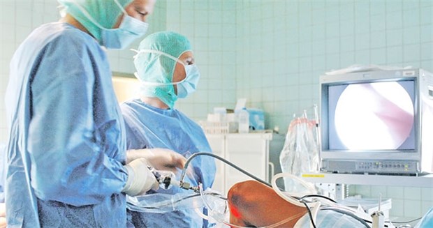 Ruf nach Neubewertung Arthroskopie am Knie: In Deutschland werden jedes Jahr etwa 100.000 solcher Eingriffe vorgenommen.