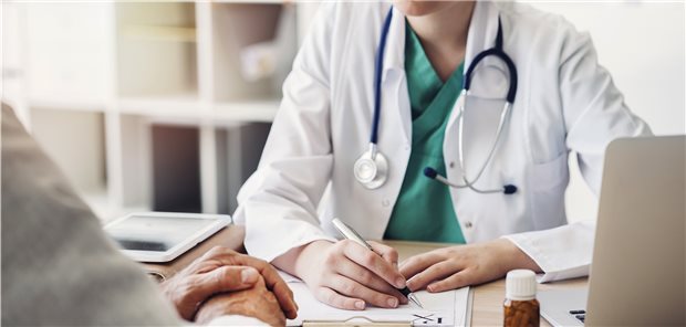 Arznei-Verordnung bei einem älteren Patienten: Fluorochinolone werden trotz möglicher kardialer Nebenwirkungen wie QT-Zeit-Verlängerungen und Herzrhythmusstörungen oder neuropsychiatrischen Symptomen immer noch relativ oft bei älteren Patienten eingesetzt. 