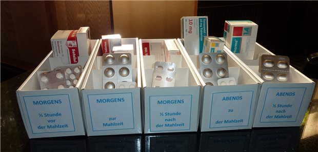 Arzneimittel werden immer noch analog eingenommen. Den Überblick über Nebenwirkungen und Kontraindikationen gibt es aber auch digital via Medikationsplan.