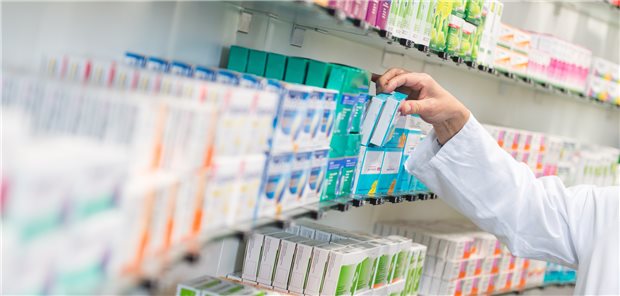 ABDA zu Lieferengpässen: Entscheidungsspielraum und Engpass-Ausgleich nötig Arzneimittelmangel: Apotheken fordern mehr Entscheidungsspielraum bei der Abgabe von vorrätigen Medikamenten.