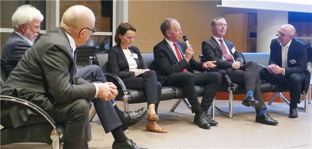 Arzneimittelpolitische Diskussion im Haus der KV-Baden-Württemberg: (v.l.n.r.) Dr. Norbert Metke, Professor Wolf-Dieter Ludwig, Dr. Dorothee Brakmann, Professor Gerd Antes, Christoph Straub und Moderator Wolfgang van den Bergh, Chefredakteur der „Ärzte Zeitung“. Winnat