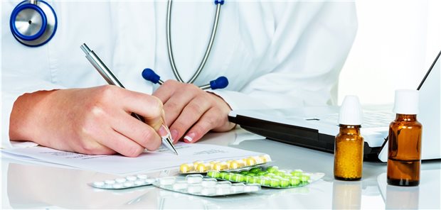 Arzneimittelverordnung: Besondere Vorsicht ist bei NOAK geboten, wenn sie zusammen mit bestimmten Wirkstoffen verschrieben werden. Es kann zu Wechselwirkungen kommen.