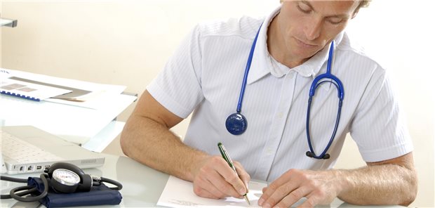 Arzneiverordnung: Auch bei Patienten mit Vorhofflimmern und Schlaganfall-Vorgeschichte lohnt es sich einer aktuellen Studie zufolge, antiarrhythmische Medikamente oder eine Vorhofflimmern-Ablation anzubieten.