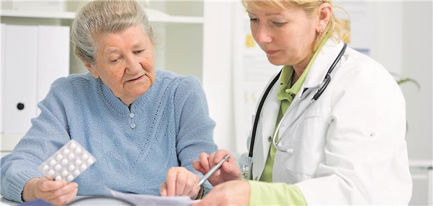 Arzneiverordnung wegen Herzinsuffizienz: Besonders ältere Patienten über 80 Jahre erhalten häufig nicht alle empfohlenen Medikamente. Und es wird zu niedrig dosiert. (Symboldbild mit Fotomodellen)