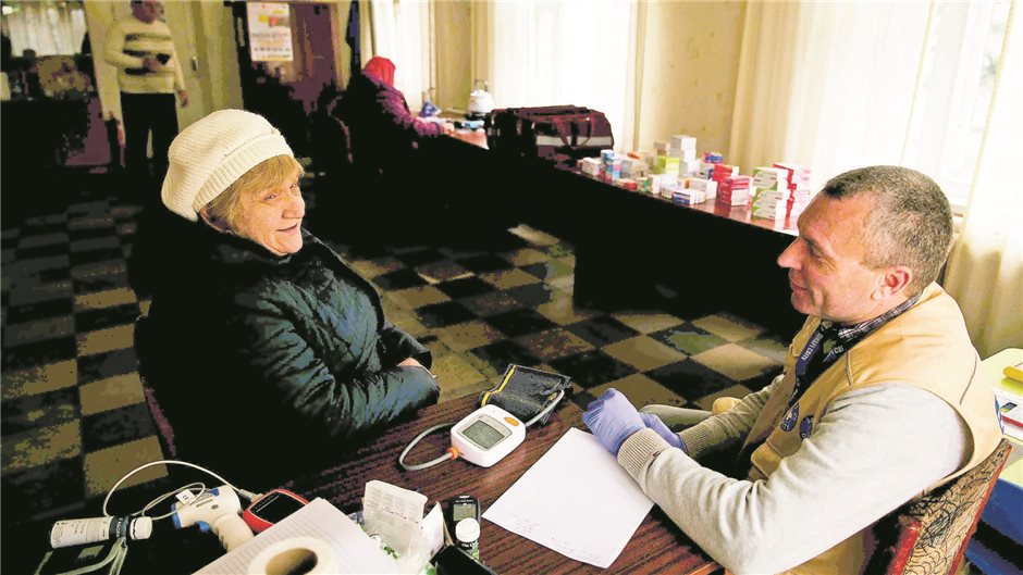 Arzt Ihor unterhält sich mit Patientin