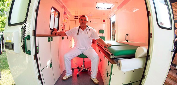 Doktor-Mobil kommt zur Behandlung an den Marktplatz Arzt Jürgen Bohlemann posiert im Behandlungsraum der bundesweit ersten Rollenden Arztpraxis.