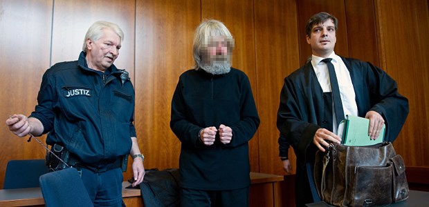 Allgemeinarzt gesteht Kindesmissbrauch Arzt (M) vor Gericht (G).