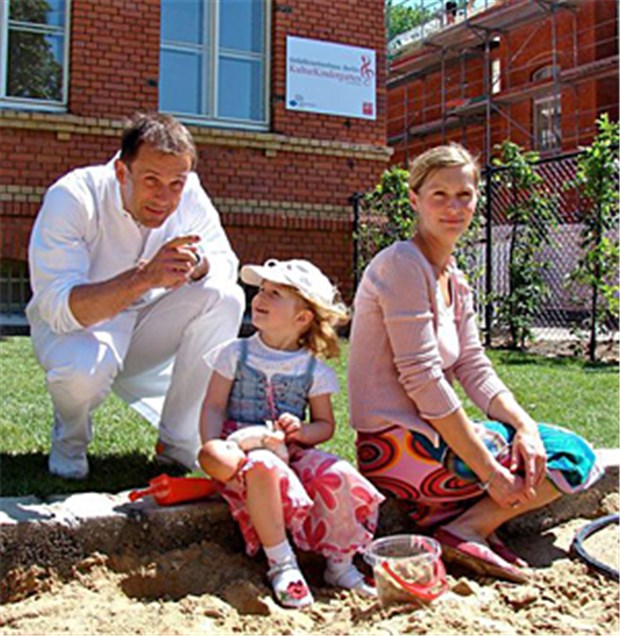 Klinik-Alltag mit Mama, Papa und Jenna Arzt Mitja Panzer und Op-Schwester Julia Haselow sowie die gemeinsame Tochter Jenna am Sandkasten im Kitagarten.