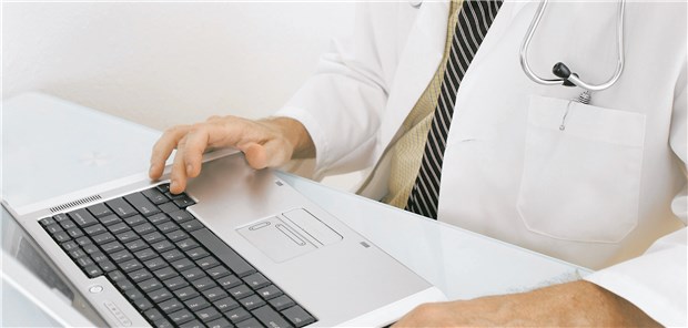 Elektronische Patientenakte sorgt für Unruhe Arzt am Computer. Die elektronische Patientenakte soll bis 2021 kommen.