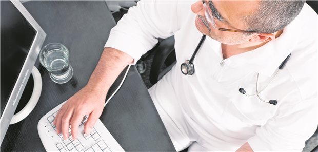 Arzt am Computer: Sinkende Kapazitäten treffen auf steigende Patientennachfrage. (Symbolbild)