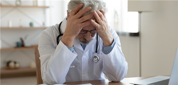 Arzt am Limit: Die Pandemie hat bei Personal in Kliniken und Praxen in „einem nicht erwarteten Umfang“ zu seelischen Problemen geführt, ergab eine Umfrage.