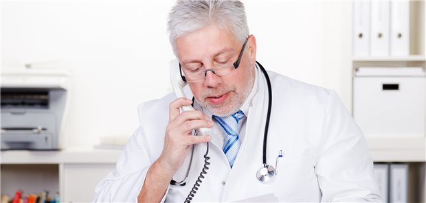Arzt am Telefon: Für viele Patienten ist der Kontakt 2020 quartalsweise der einzige geblieben.
