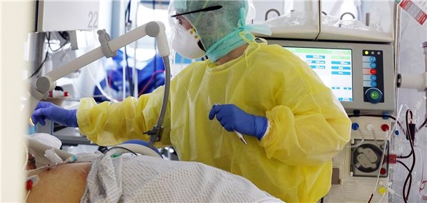 Krankenhäuser 2020: Weniger Fälle, höhere Erlöse Arzt auf einer Intensivstation im Einsatz: Vor allem größere Kliniken versorgten 2020 auf ihren Intensivstationen viele COVID-19-Patienten.