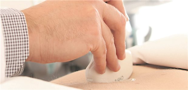 Arzt bei der Sonografie