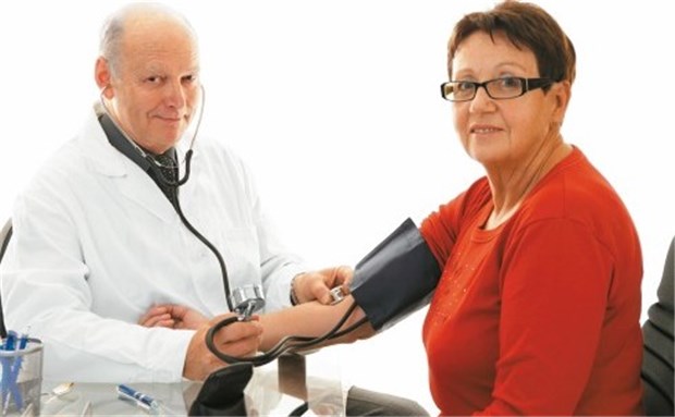 Arzt bei einer Blutdruckmessung, ein wichtiger Check für Diabetiker.