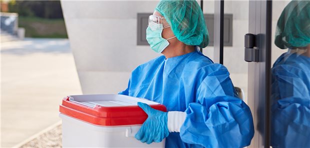 21 Organspenden in einem Jahr – in einem ganzen Bundesland Arzt beim Transport eines Spenderorgans an einem Klinikeingang: In Brandenburg ist die Spendebereitschaft konstant niedrig, in Sachsen etwas höher.