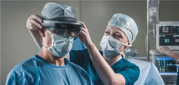 Arzt bekommt AR-Brille aufgesetzt: Mit Augmented Reality erhält der Mediziner zum Beispiel zusätzliche Informationen in sein Sichtfeld eingeblendet.