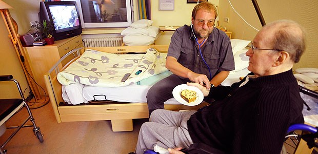 Thüringen macht's bayerisch Arzt im Pflegeheim: In Thüringen soll ein Netzwerk dabei helfen, dass Pflegeheime künftig leichter Ärzte finden, die Heimbewohner regelmäßig versorgen.